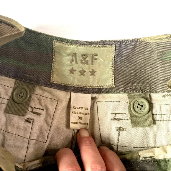 Abercrombie and Fitch army green camouflage cropped cargo pants - Picture 11 of 11